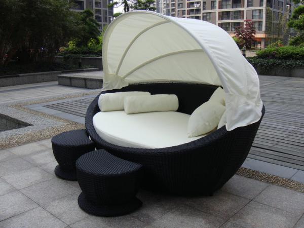 Luxury Comfortable Roofed Cane Daybed , Wicker Garden Oval Daybed