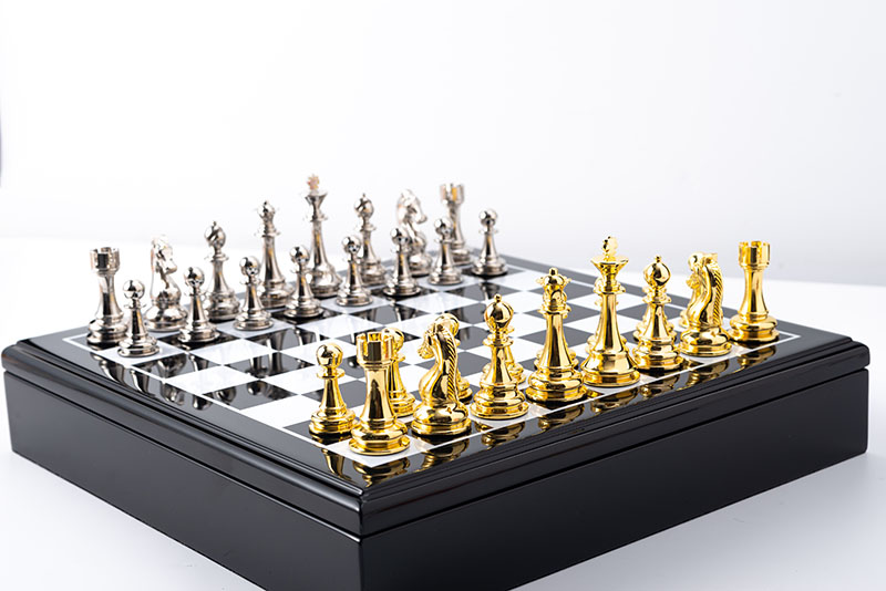 Luxury Zinc Alloy Metal Chess Set with 30*30*6cm Size for International Chess Game