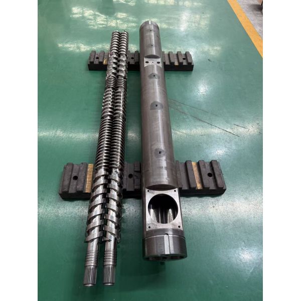 Water Cooling Parallel Twin Screw and Barrel with 0.015mm Barrel Straightness and Up To 300°C Operating Temperature