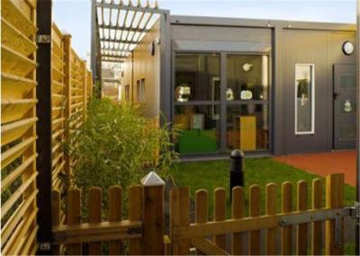 Casas contínuas modernas pequenas recicladas da caixa de Conex com circuito bonde