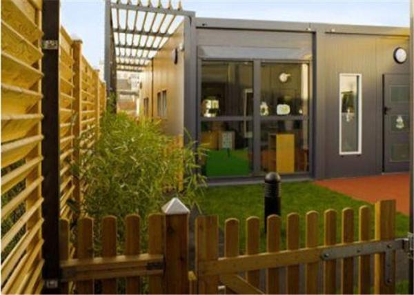 Casas contínuas modernas pequenas recicladas da caixa de Conex com circuito bonde