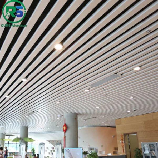 Потолок металла квадратной трубки линейный приостанавливанный для украшения огнеупорного