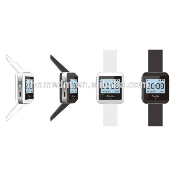 Официант звонит пипером со светом и приемником для зоны звезд или ночного клуба