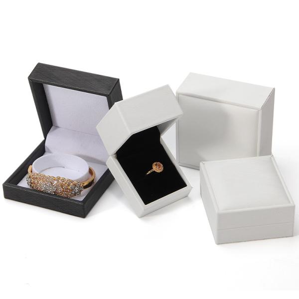 Boîte à bijoux en cuir en PU en forme de beige avec logo imprimé sur mesure