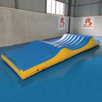 Esporte de água inflável durável que desliza material UV da onda o anti & do calor