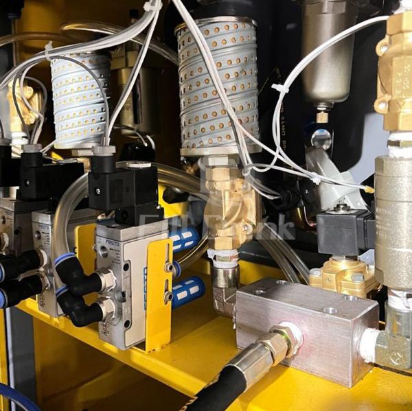 Beverage 2 Cavity PET Blowing Machine 800-1200BPH Semi Auto Blow Moulding Machine