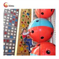 Da escalada grande da parede do divertimento internos coloridos para esportes estacionam