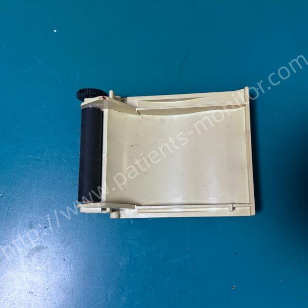 Le couvercle de l'imprimante ECG Fukuda FCP-2155 protège le papier thermique, assure une pression d'impression uniforme et une protection contre les dommages physiques.