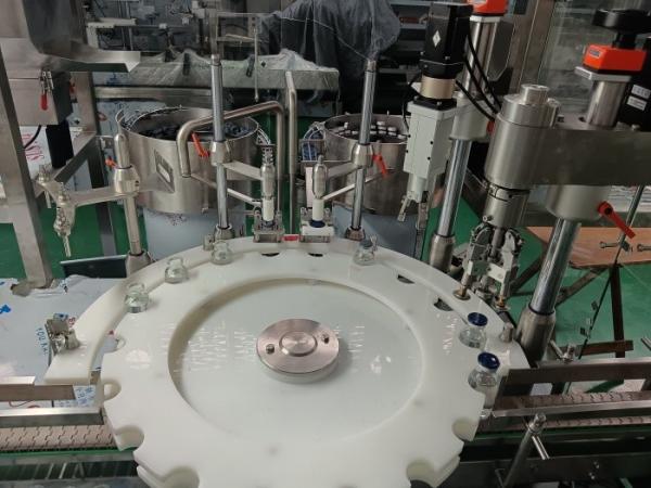 Machine de remplissage pharmaceutique pour flacons de 30 à 500 ml - automatique, efficace et personnalisable avec pompes à piston