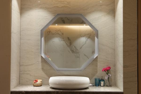 Maquillage rétroéclairé murale d'hôtel éclairée Taille personnalisée Rétroviseur de salle de bain avec lumière