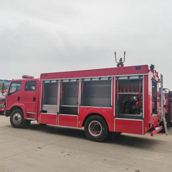 HOWO 5.5CBM Foam Fire Fighter Vehicle , Firefighter Rescue Truck 4X2