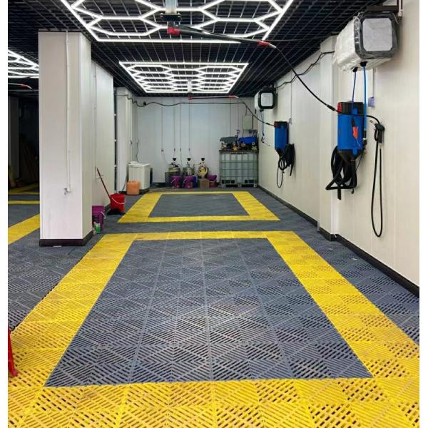 50x50x5.0cm Plastic Garage Flooring Mats for Carwash Workshop Industrial Design Style