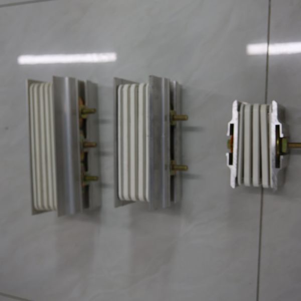 Équipement de distribution d'énergie Barre omnibus en cuivre Barre omnibus électrique Moulée en résine 50Hz-60Hz