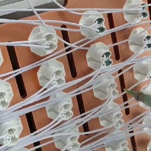 電動歯ブラシ充電器用2液性接着剤ポッティングマシン