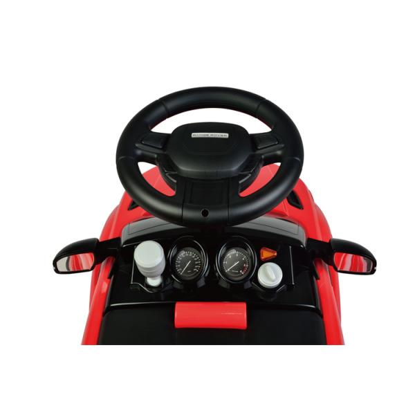 Двухлетние дети ездят на четырехколесном автомобиле из пластика