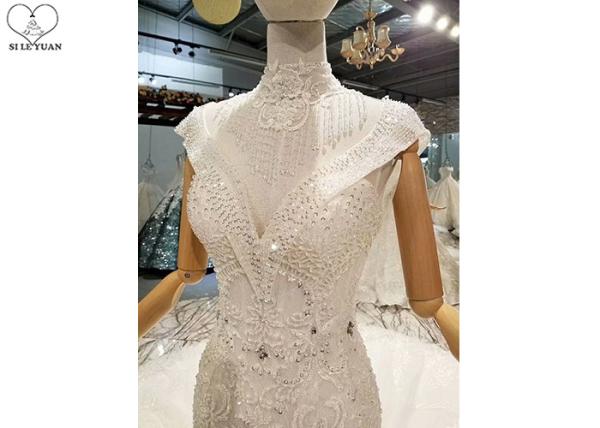Off White Ladies Bridal Gown / Sleeveless Fishtail Wedding Gown Beaded Lace