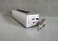 Os robôs entregam o dispositivo do corte do ultrassom 30khz
