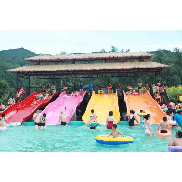 Le corps étroit ouvert de style d'équipement commercial de terrain de jeu glisse pour des enfants dans le parc aquatique