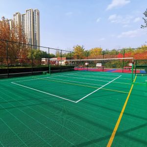 На открытом воздухе пластиковые PP кроют спорт черепицей справляясь не выскальзывание с линией ODM OEM обслуживания маркировки