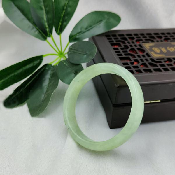 Regional Feature Natural Gemstone Green Xiuyan Jade Bangle for Fashion Boutique Jewelry Lady Bracelets