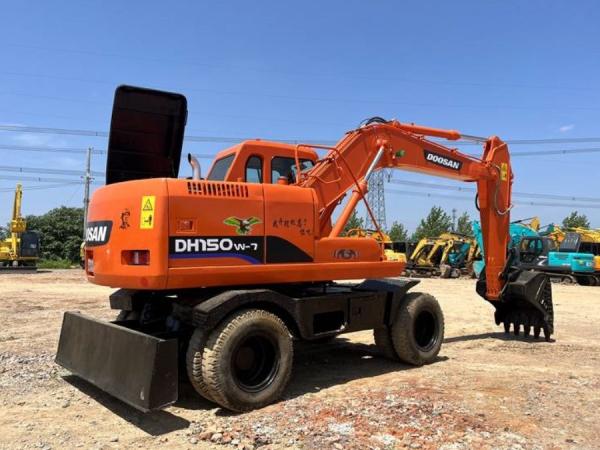Excavatrice hydraulique à roues sur terrain utilisée Doosan DH150W 12Tonne
