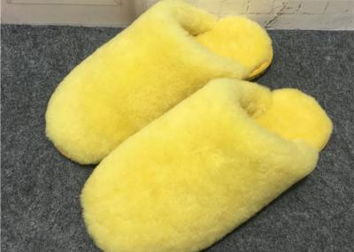 Deslizadores de casa macios com a anti sola do deslizamento, deslizadores distorcidos pretos macios do dedo do pé fechado 