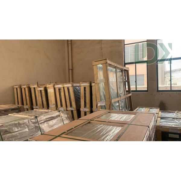 Lugar de squash con pared frontal de vidrio templado y luces