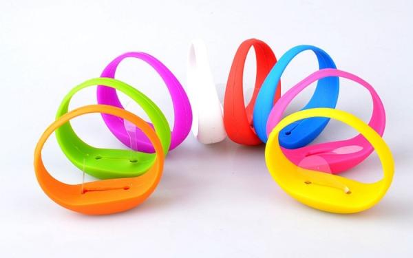 2018 hot sale silicone rfid led light up wristband remote control red white glow bracelets