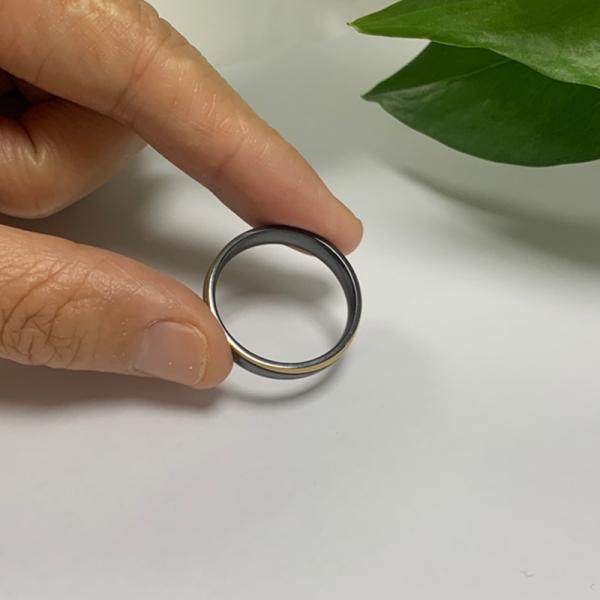 Bandas de boda de oro de 14K y circonio negro y titanio al por mayor de 2025 y joyería para hombre sin decoloración Bandas de boda para hombre