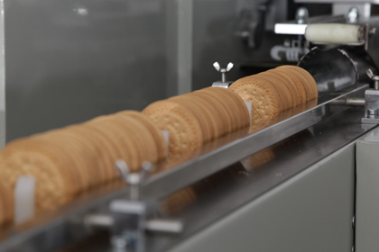 Variable Quantity Sandwich Biscuit Machine PLC Control Automatic Cream Filling Machine Customized