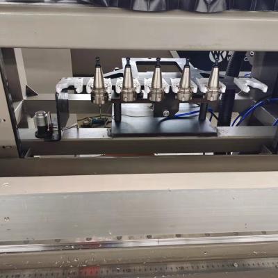 o Worktable de alumínio da linha central do centro fazendo à máquina 3+1 do CNC do perfil do ATC de 3200mm pode girar para 3 lados