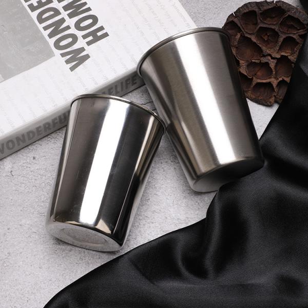 Une tasse à café à double paroi en acier inoxydable