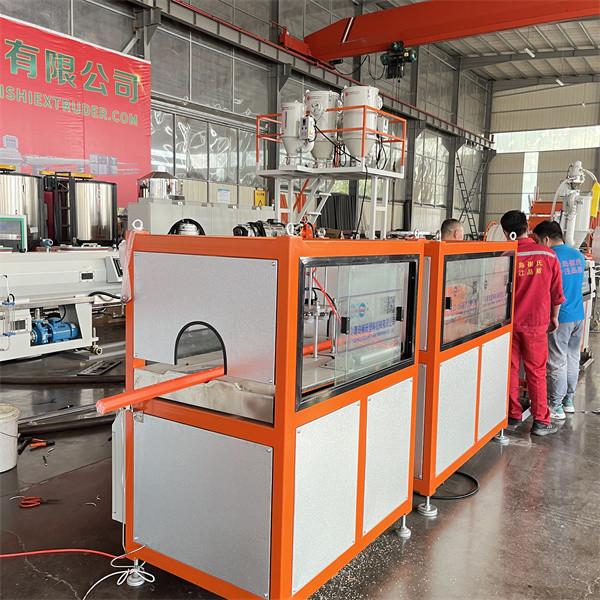 Machine de fabrication de tubes à cluster de communication