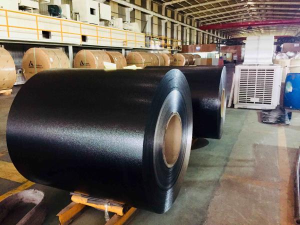 painel composto de alumínio escovado 4mm que constrói a coroação exterior da fachada