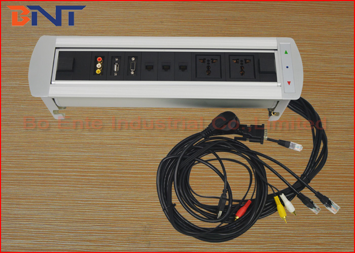 Стол конференции установил электророзетки с кабелями соединения USB/RJ45/VGA