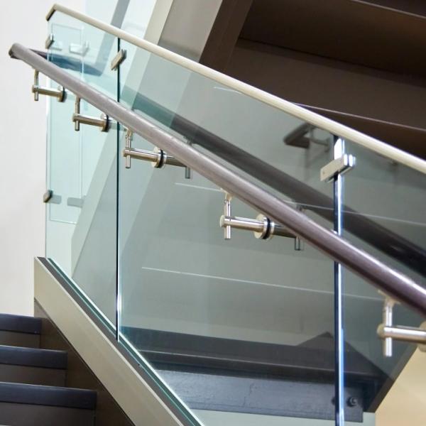 Bardage en verre sans cadre pour le pont, escaliers intérieurs Balustrade en verre Manches de balustrade de verre trempé Balustrades et manches