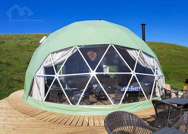 Tenda geodésica de cúpula grande e transparente com estrutura de aço