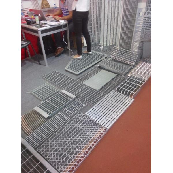 Серратед материал стали углерода К235А проступей лестницы металла анти- скида внешний