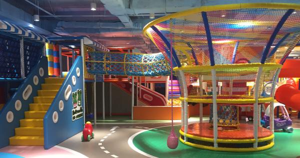 Filet d'escalade arc-en-ciel pour aire de jeux enfants avec balles en mousse souples