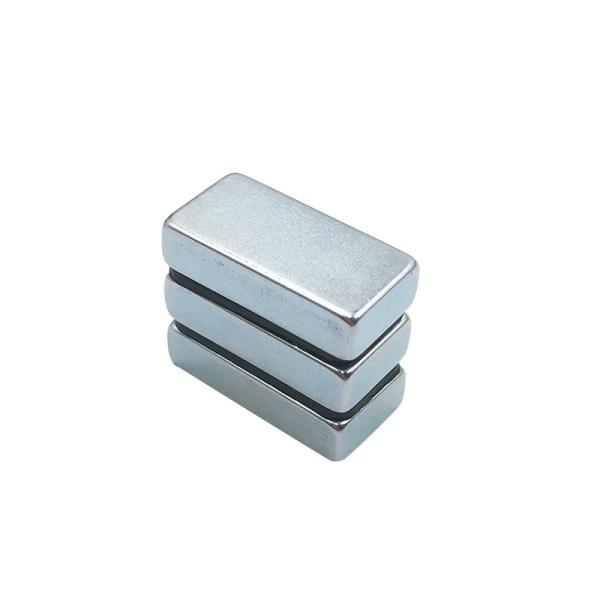 N35-N52 Bloque de hierro sinterizado con imán de neodimio con recubrimiento de zinc