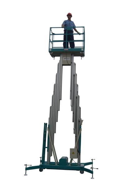 Rebocando o elevador hidráulico dobre a plataforma de trabalho aéreo 12m e 200Kg de carregamento do mastro