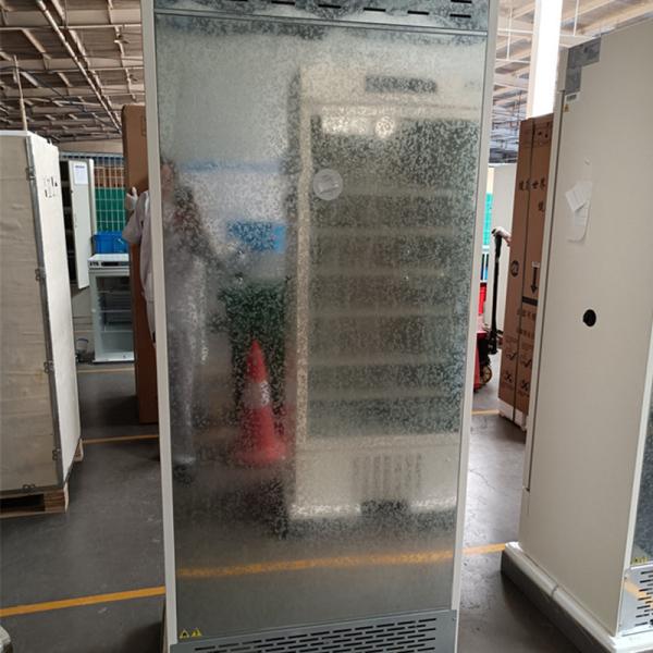 Refrigerador médico da farmácia do laboratório do hospital da clínica com luz interna do diodo emissor de luz