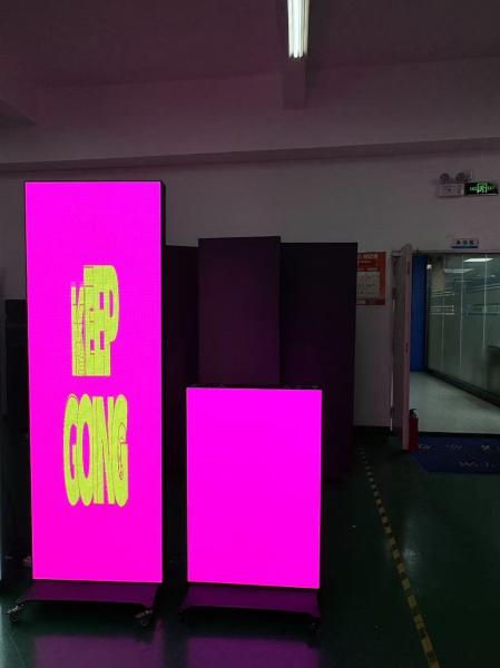 Solutions publicitaires d'affichage LED pliable P1.25mm pour maximiser l'impact dans les espaces commerciaux et les centres de transit très fréquentés