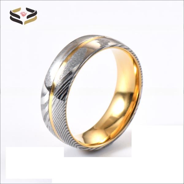 Anillos de acero Damasco polaco con núcleo de tungsteno dorado con ranuras.
