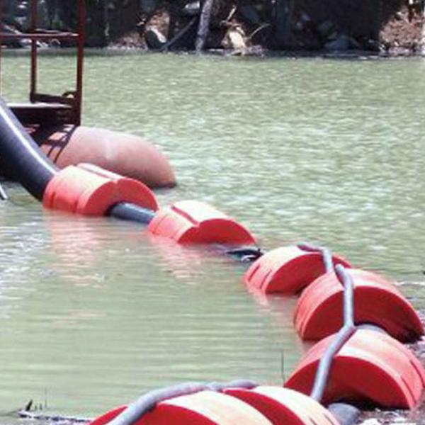El agua de la tubería se encuentra en el agua de la tubería.