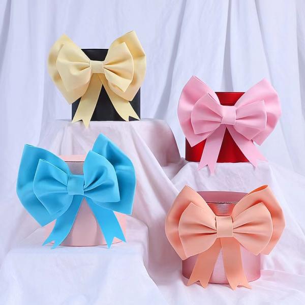 Картонная бутылка с цветочным цилиндром с золотой печатью