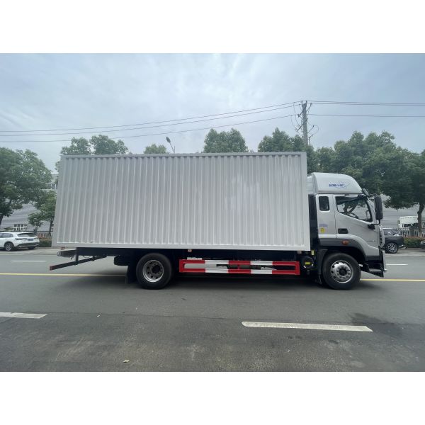 4x2 300 hp Medium-duty Box Truck (Diesel-powered)
