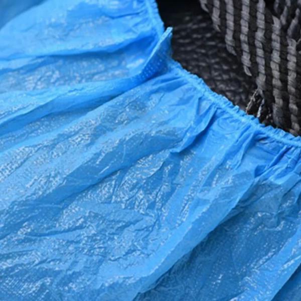 O peso leve azul do hospital desliza não sapatas descartáveis cobre o filme 20GSM para dentro