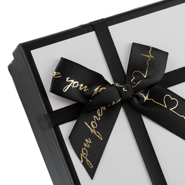 Logotipo personalizado Ropa negra y blanca Embalaje de regalo cosmético cinta Caja de papel duro con tapas