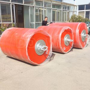 Bouées cylindriques marines d'amarrage en surface remplies de mousse pour l'offshore avec peau en polyuréthane